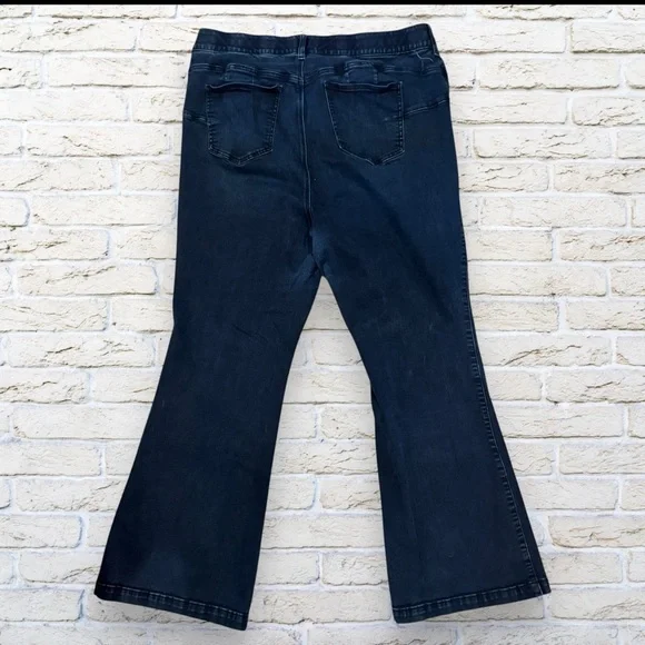 TORRID Bombshell Flare Cut Jeans Size 22 R - Picture 2 of 4